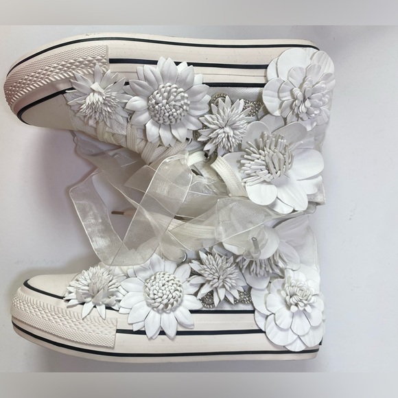 Size 7 High Top White sneakers with flowers designs - Picture 2 of 8